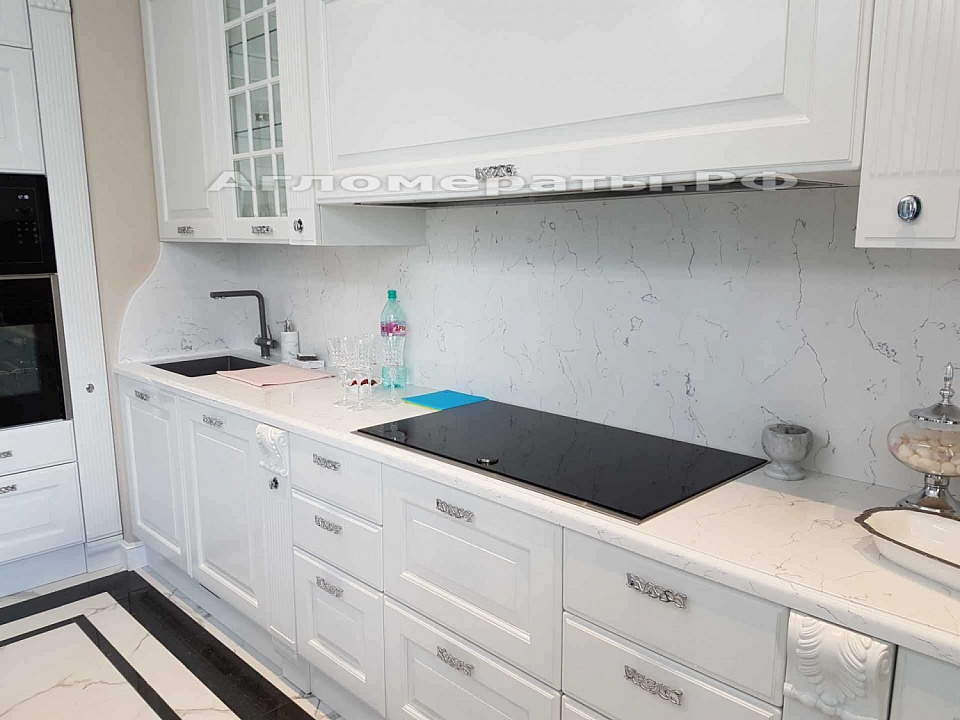 Кухонная столешница с фартуком из кварцевого агломерата VICOSTONE Bianco Venato BQ8440