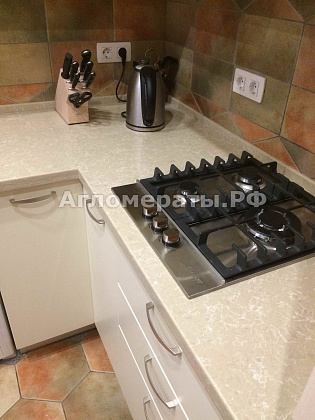 Угловая кухонная столешница из кварцевого агломерата TechniStone