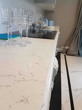Кухонная столешница с фартуком из кварцевого агломерата VICOSTONE Bianco Venato BQ8440