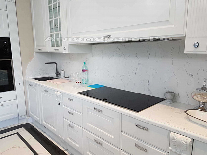 Кухонная столешница с фартуком из кварцевого агломерата VICOSTONE Bianco Venato BQ8440