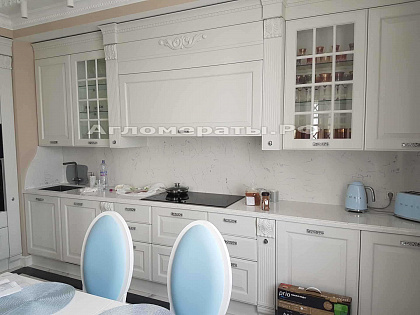 Кухонная столешница с фартуком из кварцевого агломерата VICOSTONE Bianco Venato BQ8440